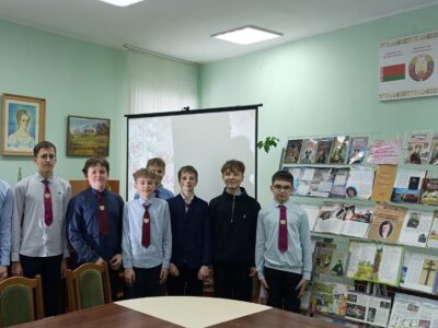 ЖЕНСКИЙ СИЛУЭТ НА ФОНЕ ИСТОРИИ